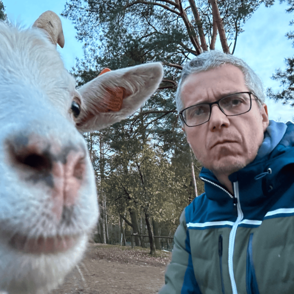 Michał Zadara z owcą